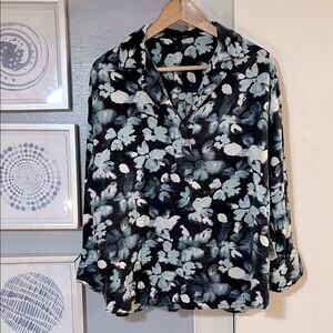 The Limited Women’s Size 1X Floral Blue Long Sleeve V-neck Women's Top